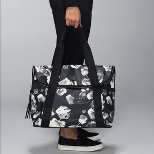 👀ISO: Lululemon Flowin with my Omies Bag ✔️